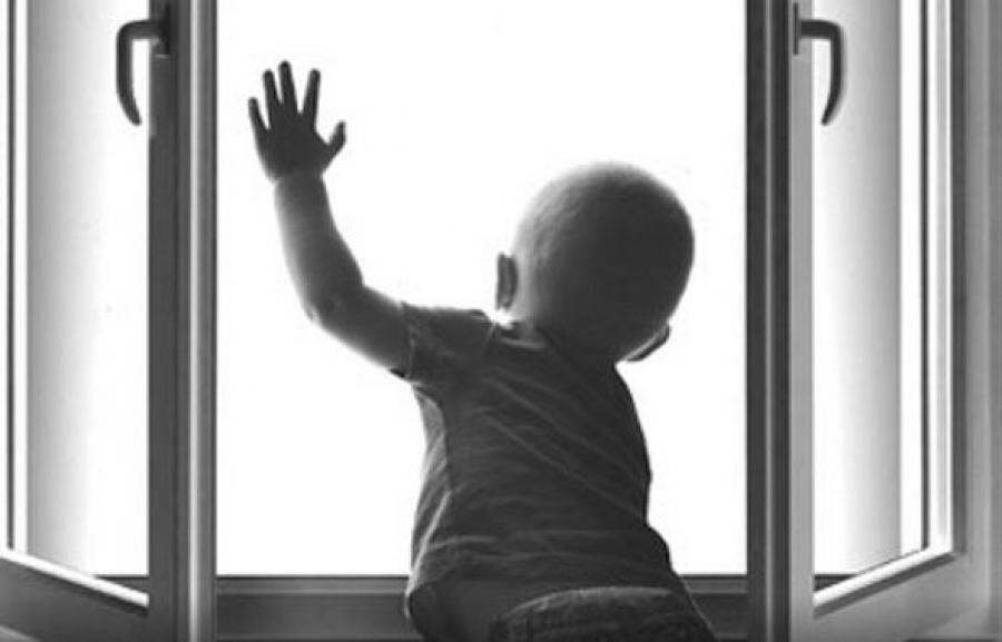2-летний ребенок погиб, выпав из окна в Уральске