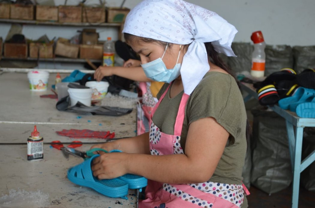 Более 2-х тысяч пар обуви выпускают ежедневно в Жетысае 