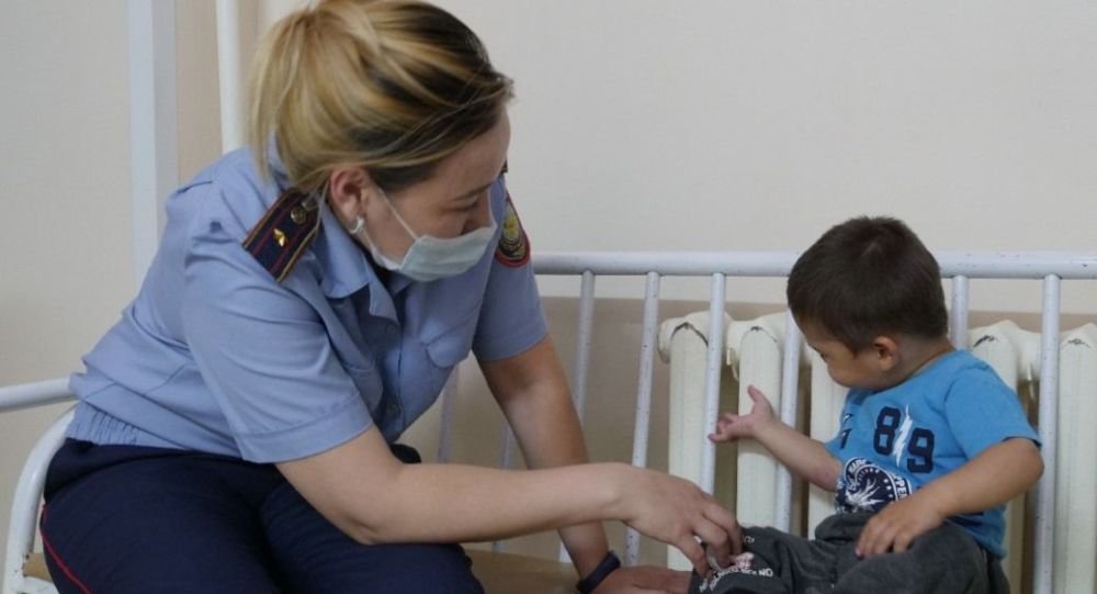 Двухлетнего мальчика оставили на улице в Петропавловске