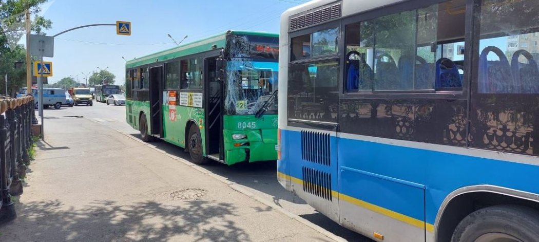 Беременная женщина пострадала при столкновении двух автобусов в Алматы