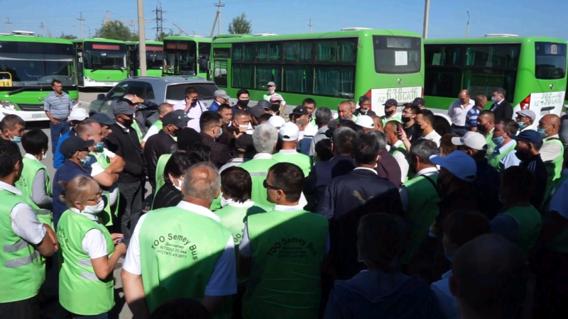 Водители автобусного парка в Семее снова вышли на забастовку