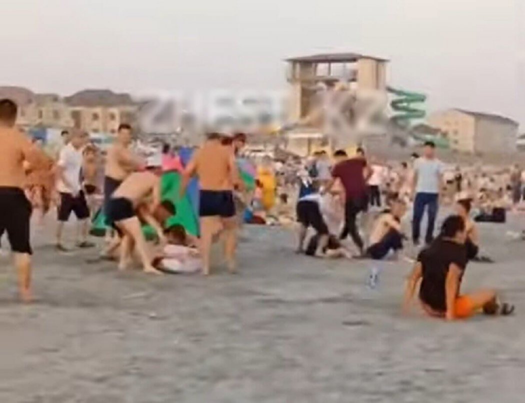 Массовая драка на пляже в Актау попала на видео