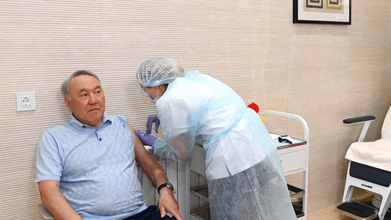 Назарбаев "Спутник V" вакцинасын салдырды