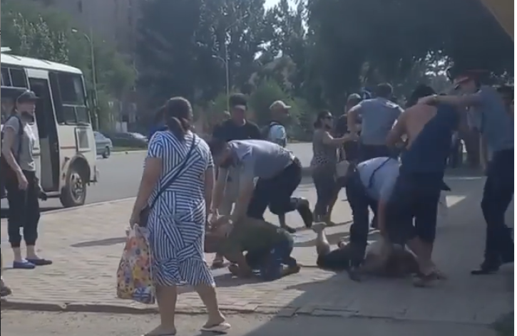 Оралда автобустан түскен бір топ адамды полиция ұстап әкетті(ВИДЕО)