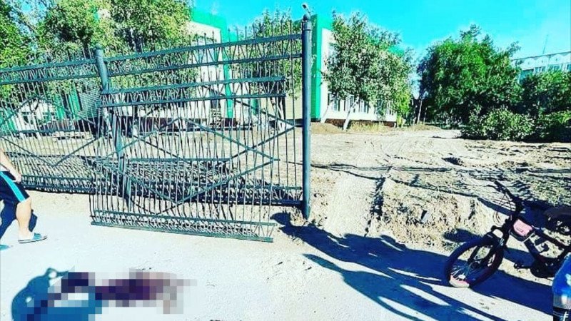 Металлический забор детского сада упал на подростка в Темиртау