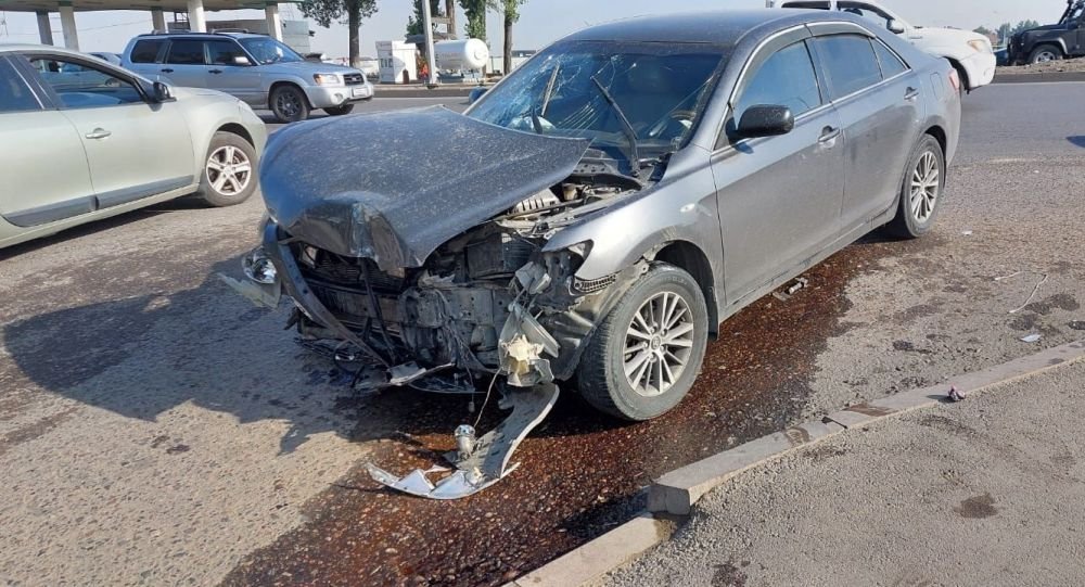Виновник ДТП снял госномер и сбежал с места аварии в Алматы