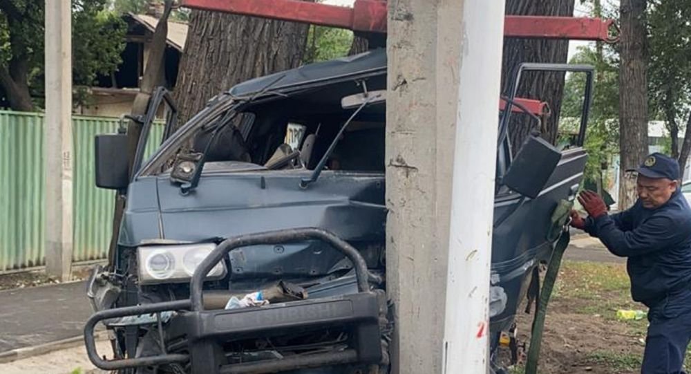 Водитель уснул за рулем и врезался в столб: три человека госпитализированы после ДТП в Алматы 