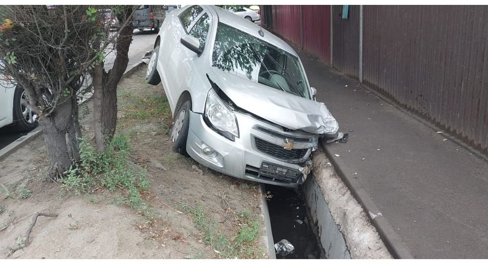 Водитель уснул за рулем и совершил серьезное ДПТ в Алматы 