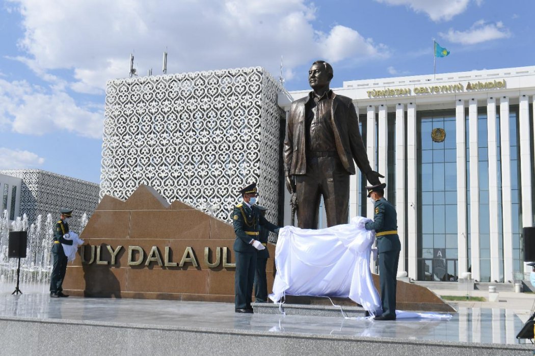 В Туркестане установлен памятник Елбасы Н.Назарбаеву