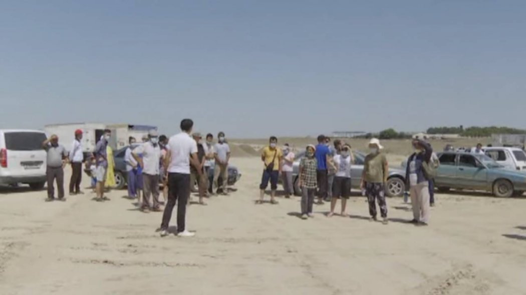 Алматы облысында ауыл тұрғындары айналма жолды жапты