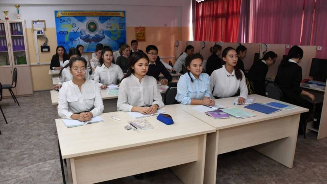 Сабақ кезінде оқушылар бетперде тағып отырады - Алматы білім басқармасы