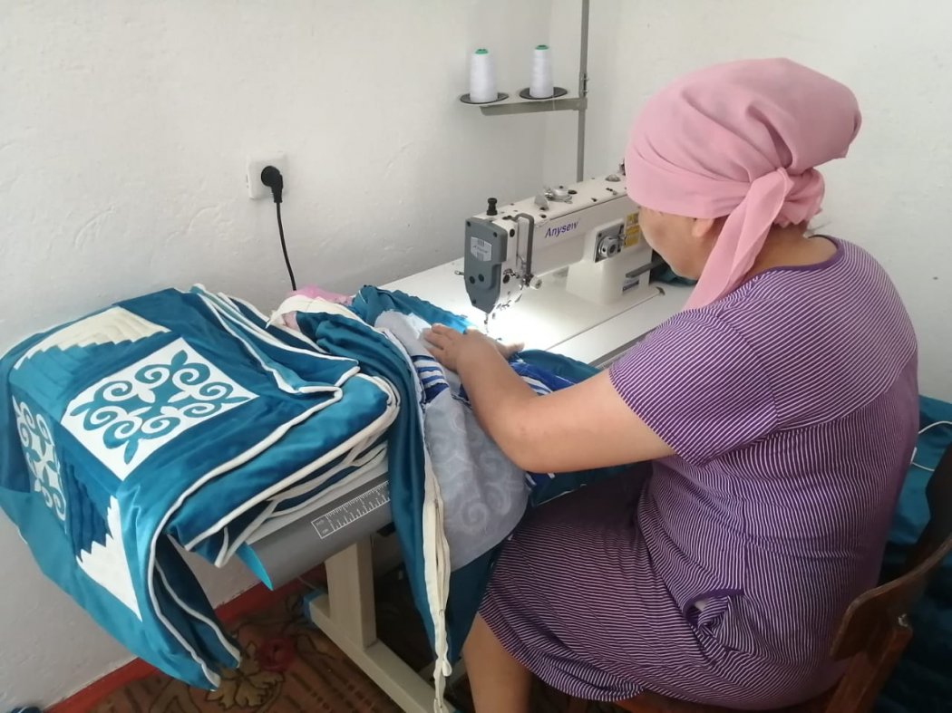 Туркестан: Житель Байдибека выиграл безвозвратный грант и открыл швейный цех