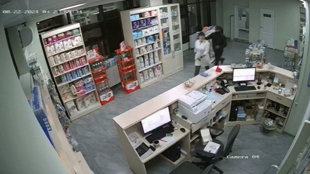 Дерзкое ограбление аптеки попало на видео в Нур-Султане