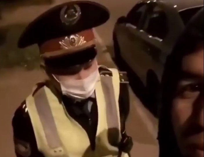 Видео с оскорблениями полицейского распространяют в Казнете