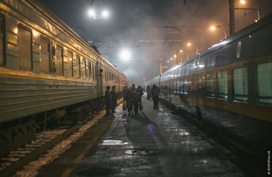 Приостановлено движение поездов на станции Луговое