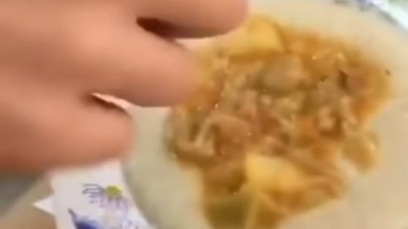 "Бұл муляж емес, тамақ": студенттер Павлодар колледжіндегі тегін түскі асты күлкі етті