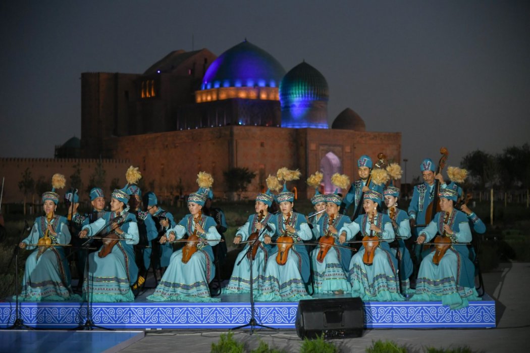 Туркестан: Засверкали ночные фонари мавзолея Х.А.Ясауи 