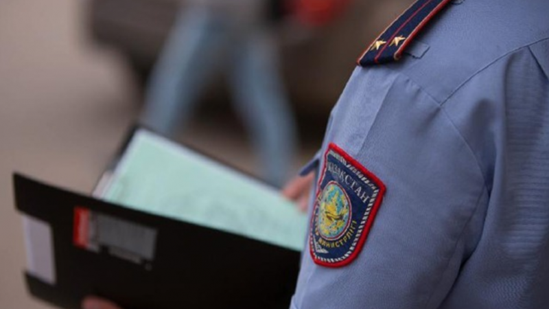 В ЗКО полицейского оштрафовали и лишили звания за взятки 