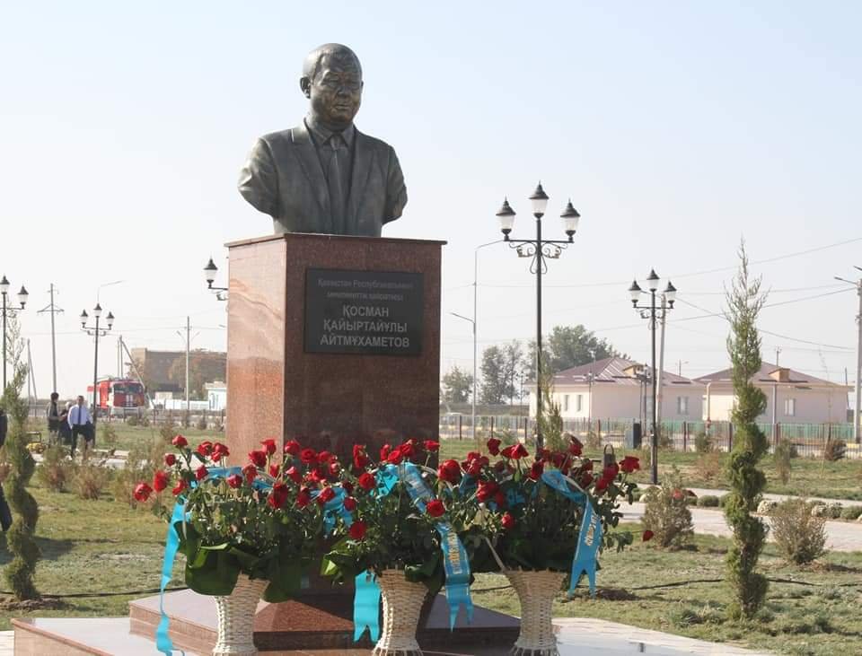 В Мактаарале открылся бюст-памятник Косману Айтмухаметову 