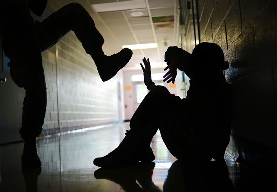 "Ставят на колени и бьют": на жестокую травлю пожаловались родители школьников в ЗКО