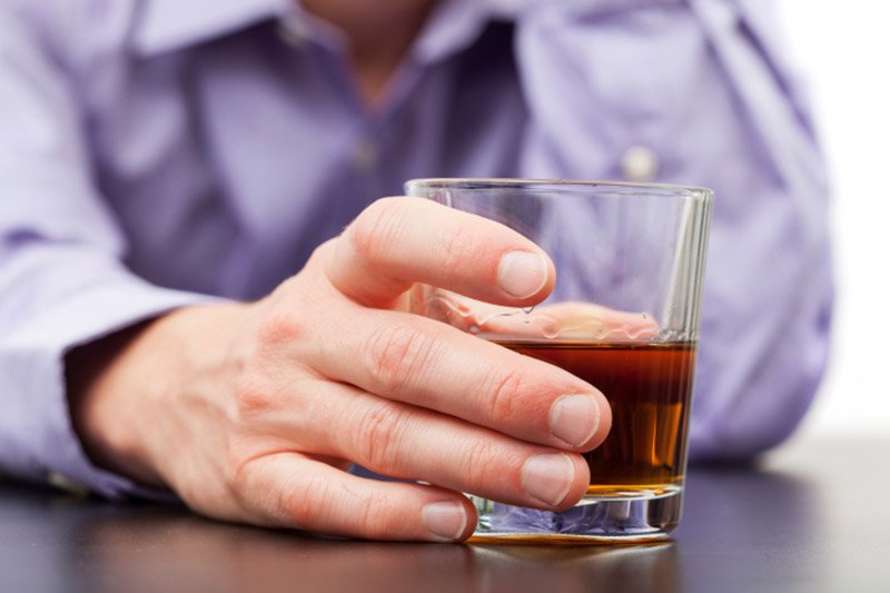 Ученые: употребление алкоголя в молодости приводит к раннему «старению» сосудов 