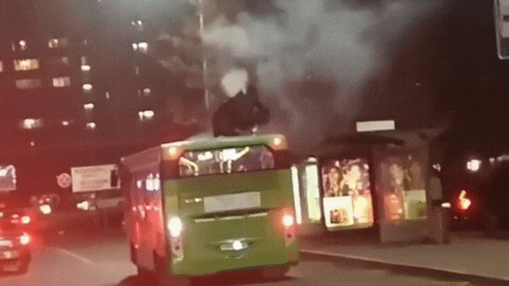 Неизвестные взрывали петарды на крыше движущегося автобуса в Алматы