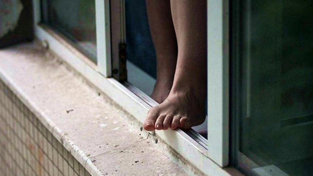 Беременная женщина пыталась выброситься из окна роддома в Алматинской области