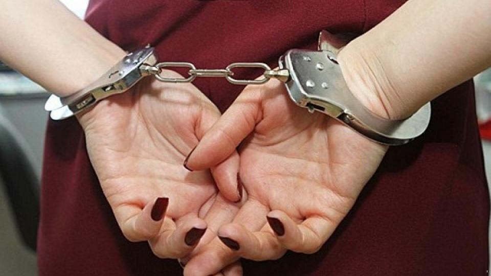 Две девушки избили женщину из-за замечания в Караганде 