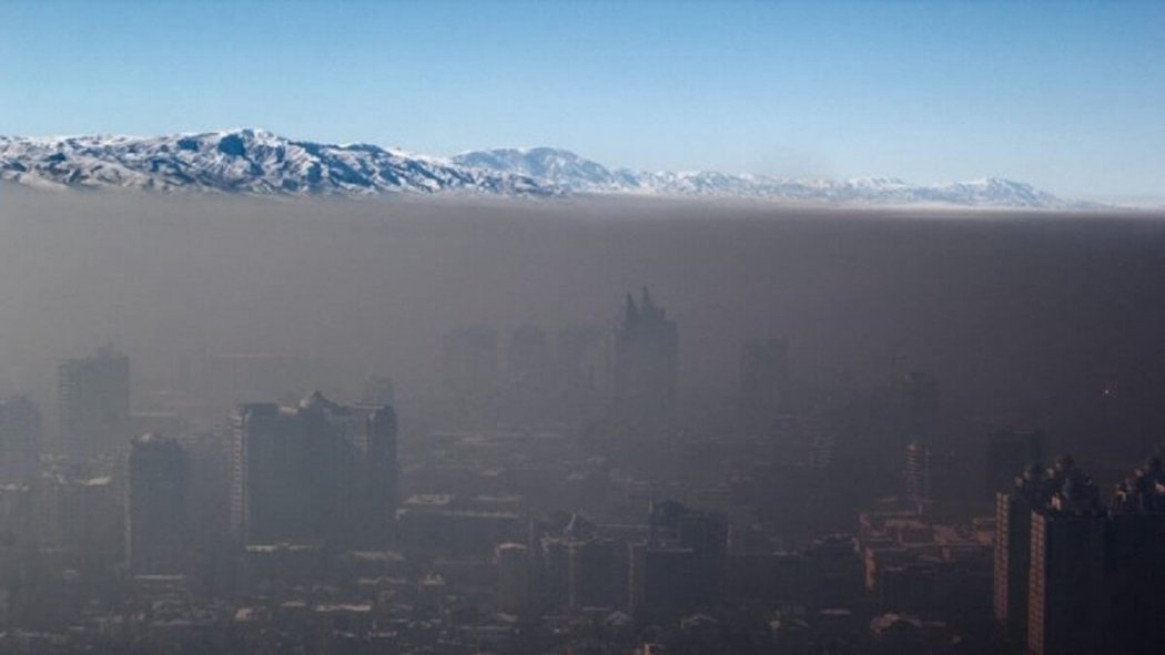 Ужасный смог в Алматы сняли на видео с самолета
