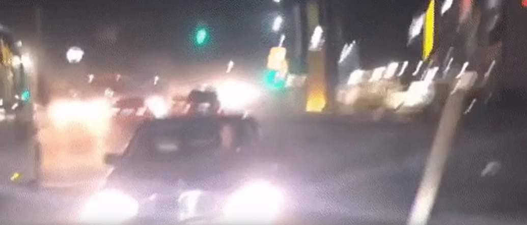Алматыда қарсы бағыттағы жолға шыққан полиция көлігі видеоға түсіп қалды