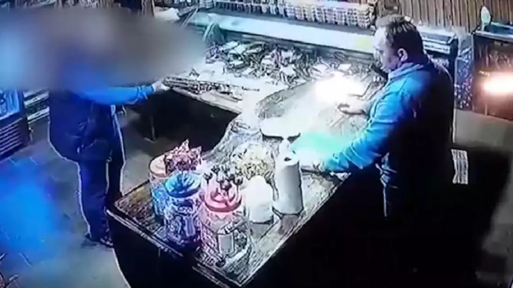 Мужчина с ружьем ворвался в магазин и требовал пива под Алматы