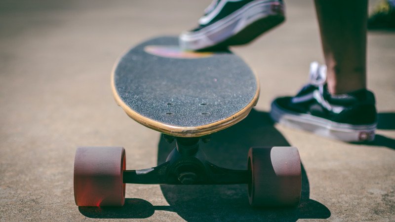 Нұр-Сұлтанда жасөспірімдер скейтборд тебуге кедергі жасаған күзетшіні соққыға жыққан