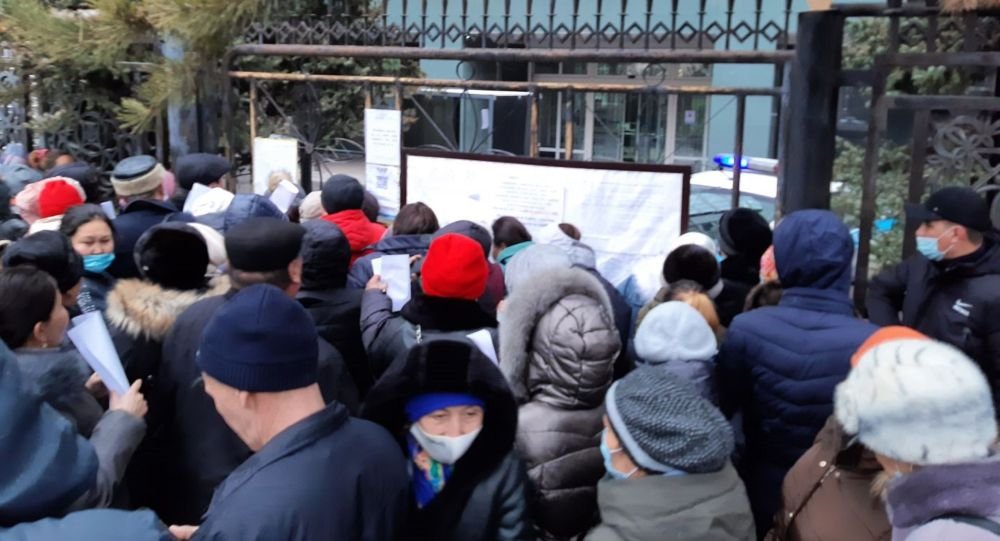 Десятки алматинцев собрались перед зданием АРРФР и требуют кредитной амнистии