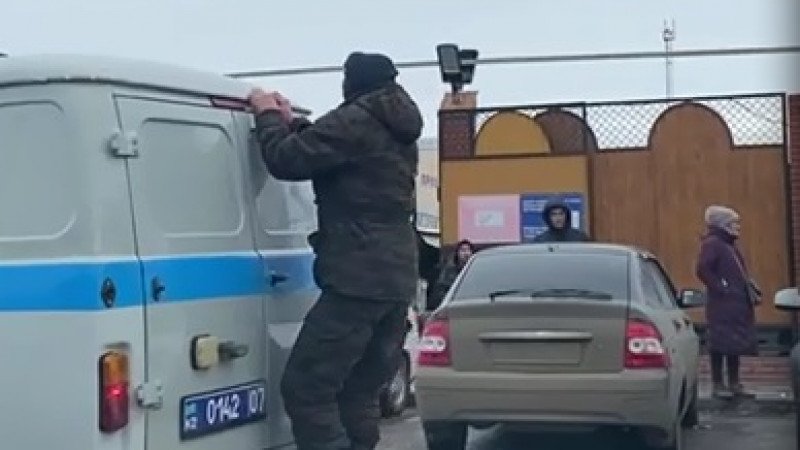 Оралда полиция көлігіне мінгескен тұрғынның әдепсіз қылығы видеоға түсірілді