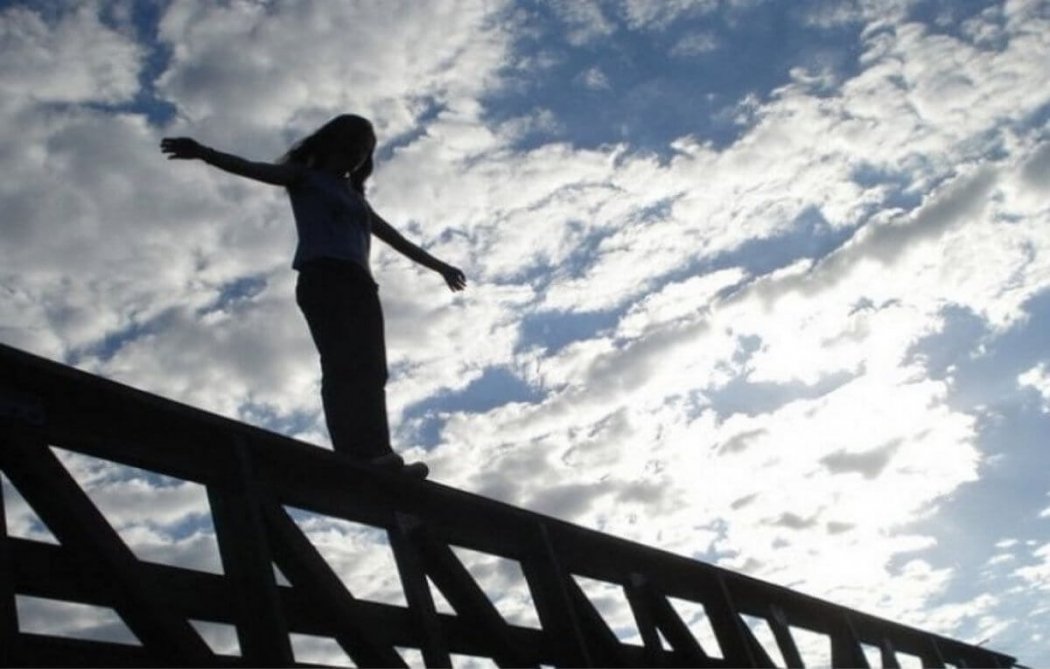 14-летняя девочка спрыгнула с моста в Атырау