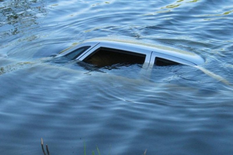 В Семее автомобиль упал в реку: погибла девушка