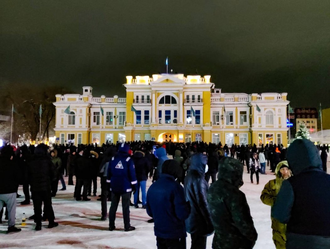 В Уральске против протестующих применили слезоточивый газ