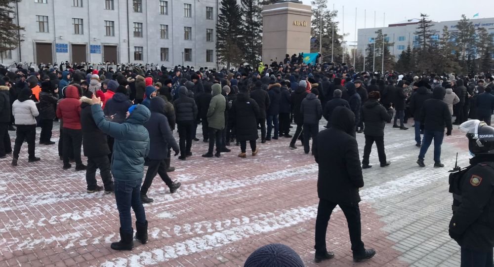В Павлодаре проходит мирный митинг, глава региона вышел к собравшимся 