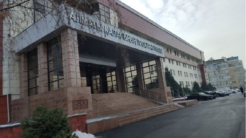 Алматыда қалалық прокуратураның ғимараты отқа оранды