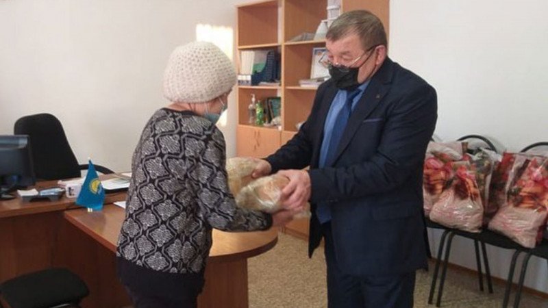 Многодетные и пенсионеры получили от акимата по 2 булки хлеба в Павлодарской области