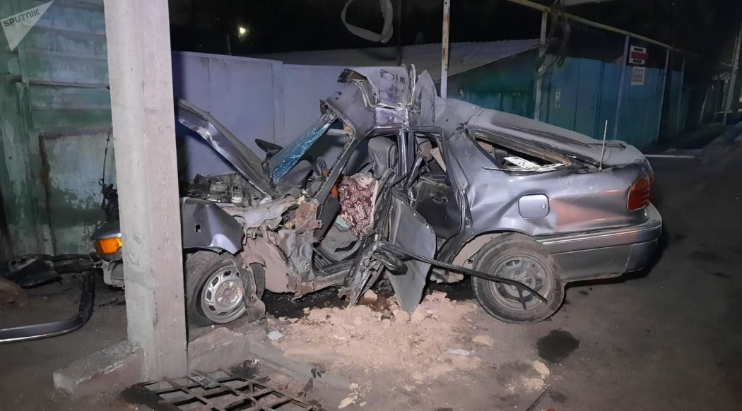 Автомобиль вылетел с дороги и врезался в забор: водитель скончался на месте