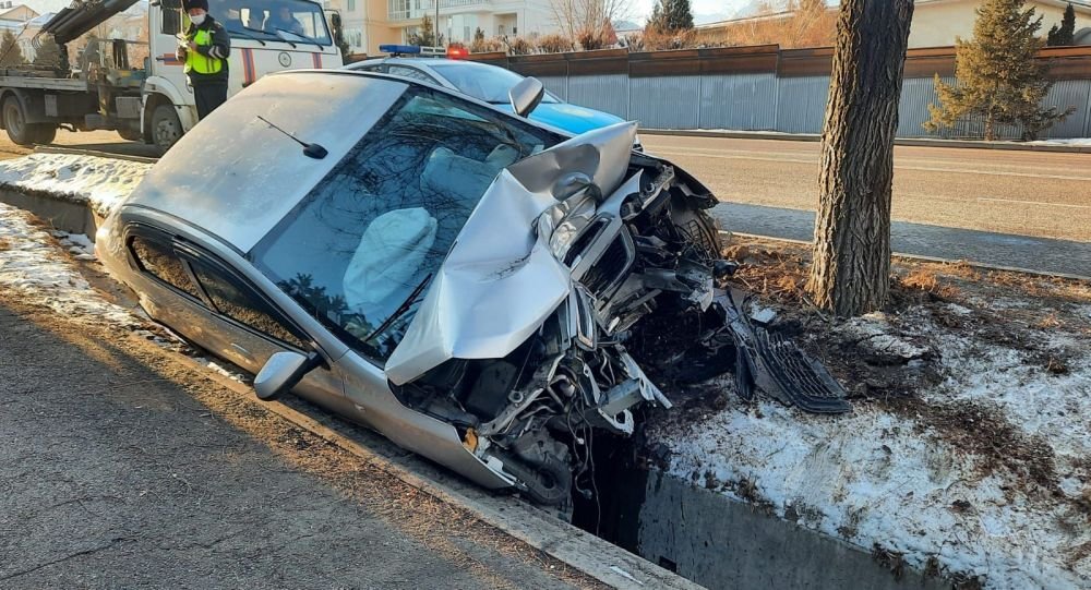 Авто врезалось в арык опрокинулось в Алматы: водитель погиб