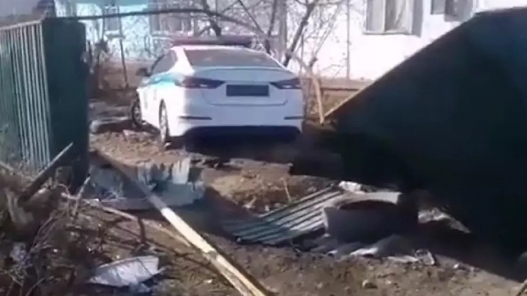 Полицейская машина снесла забор и въехала во двор частного дома в Алматинской области