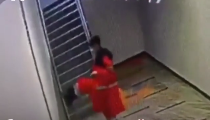 Нұр-Сұлтанда жедел жәрдем қызметкері лифт батырмасын аяқпен басқаны видеоға түсіп қалды