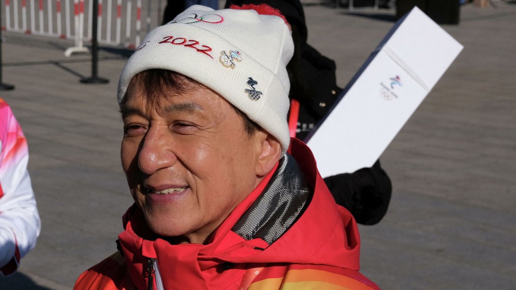 Джеки Чан Ұлы қытай қорғанында Олимпиада алауын алып жүрді – видео