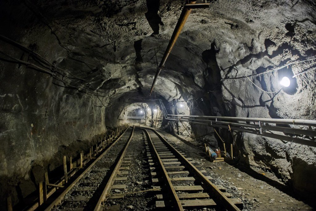 Работников шахты экстренно эвакуировали из-за выброса метана 