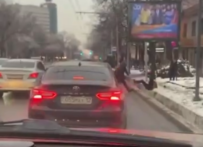 В полиции Алматы прокомментировали видео, на котором мужчина бросает «девушку» в арык