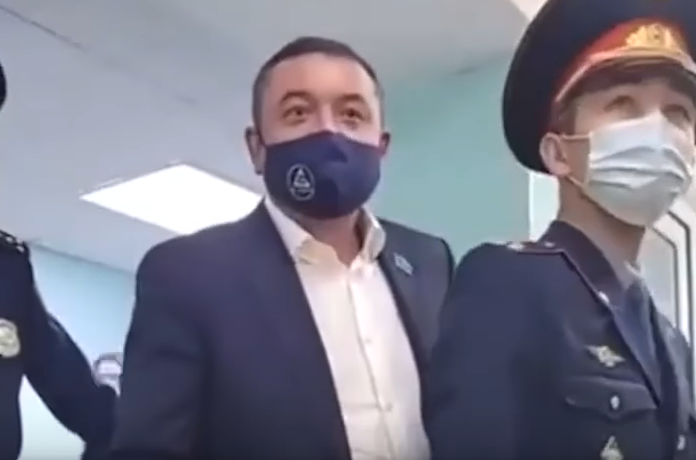 "Көмектеспеймін": көпбаланы аналардың шабуылына тап болған депутат мәлімдеме жасады