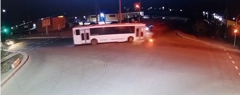 Сәтбаевта автобус мотоциклмен соқтығысты: желіде жол апатының видеосы пайда болды