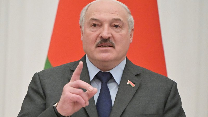 Лукашенко қажет болған жағдайда Украинаға әскер жіберуге уәде берді